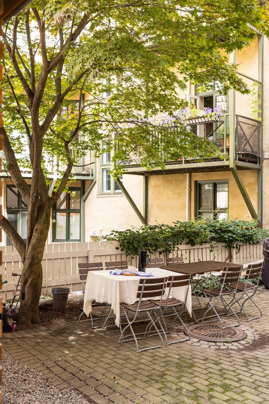 Pent opparbeidet bakgård med hyggelige sittegrupper Galleribilde