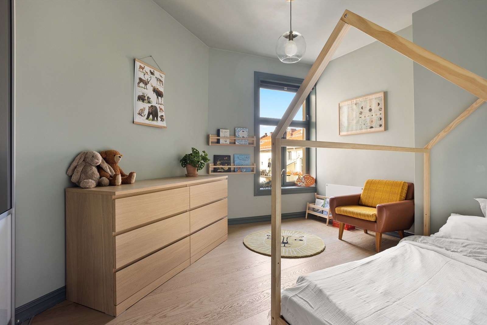 Soverom II vender inn mot rolig bakgård Galleribilde