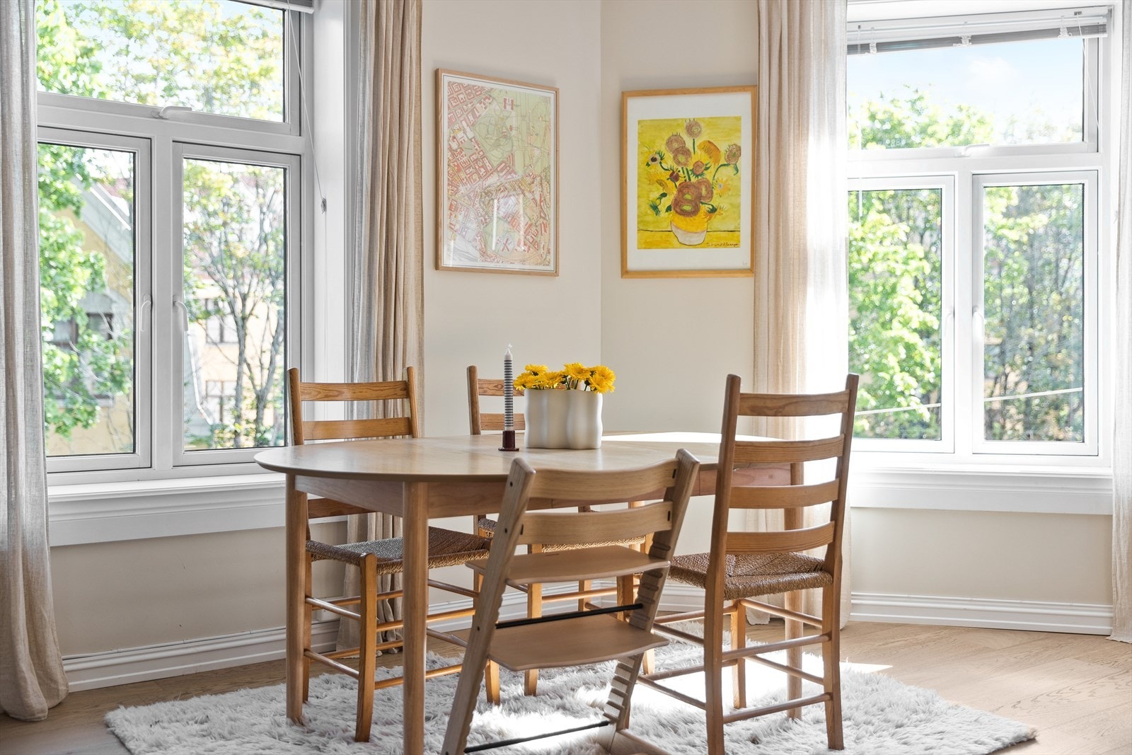I stuen er det plass til et stort spisebord som gir rom for å invitere venner og familie til hyggelige sammenkomster Galleribilde