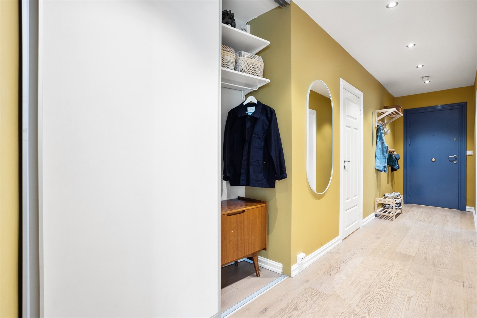 Stor skyvedørsgarderobe med plass til å henge fra seg yttertøy og sette fra seg sko Galleribilde