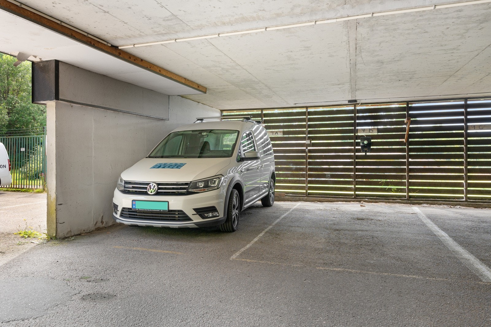 - Egen, fast parkeringsplass i lukket anlegg | Mulighet for å installere lader til elbil om ønskelig - Galleribilde