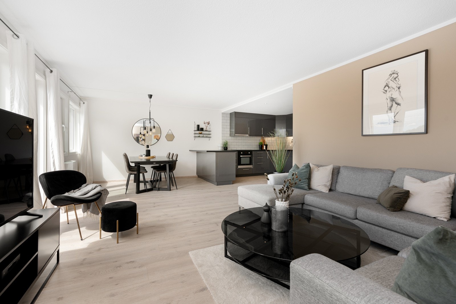 - Romslig og koselig stue med flott gulv og overflater malt i moderne fargevalg - Galleribilde