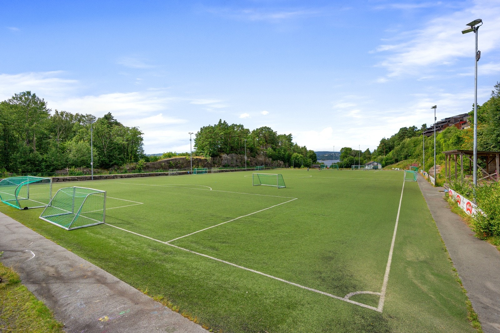 - Området passer ypperlig for både store og små | Nærhet fotballbane, barnehager og skoler - Galleribilde