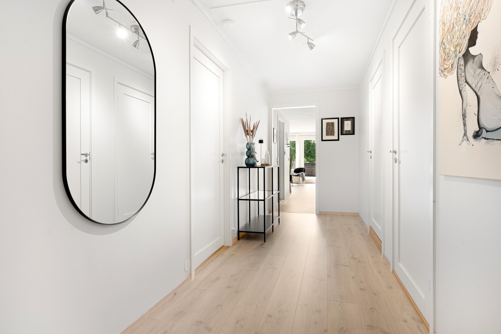- Velkommen inn! | Meget innbydende gang som gir et godt første inntrykk - Galleribilde
