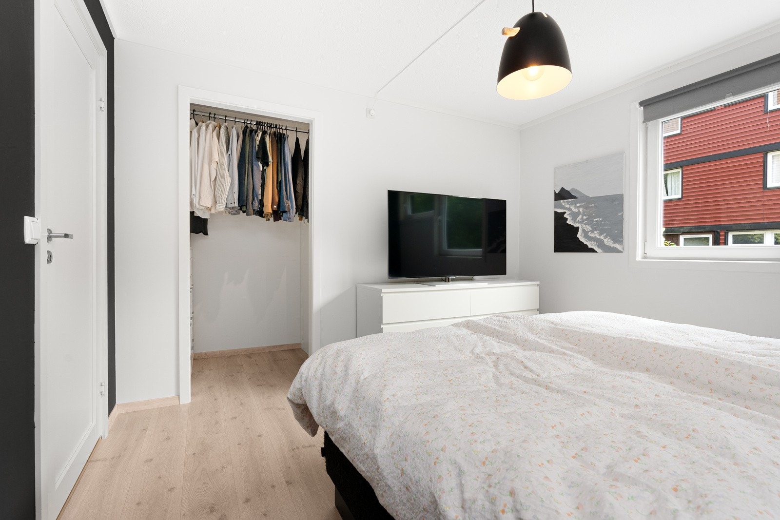 - Tidligere bod er omgjort til et praktisk garderoberom/walk-in - Galleribilde