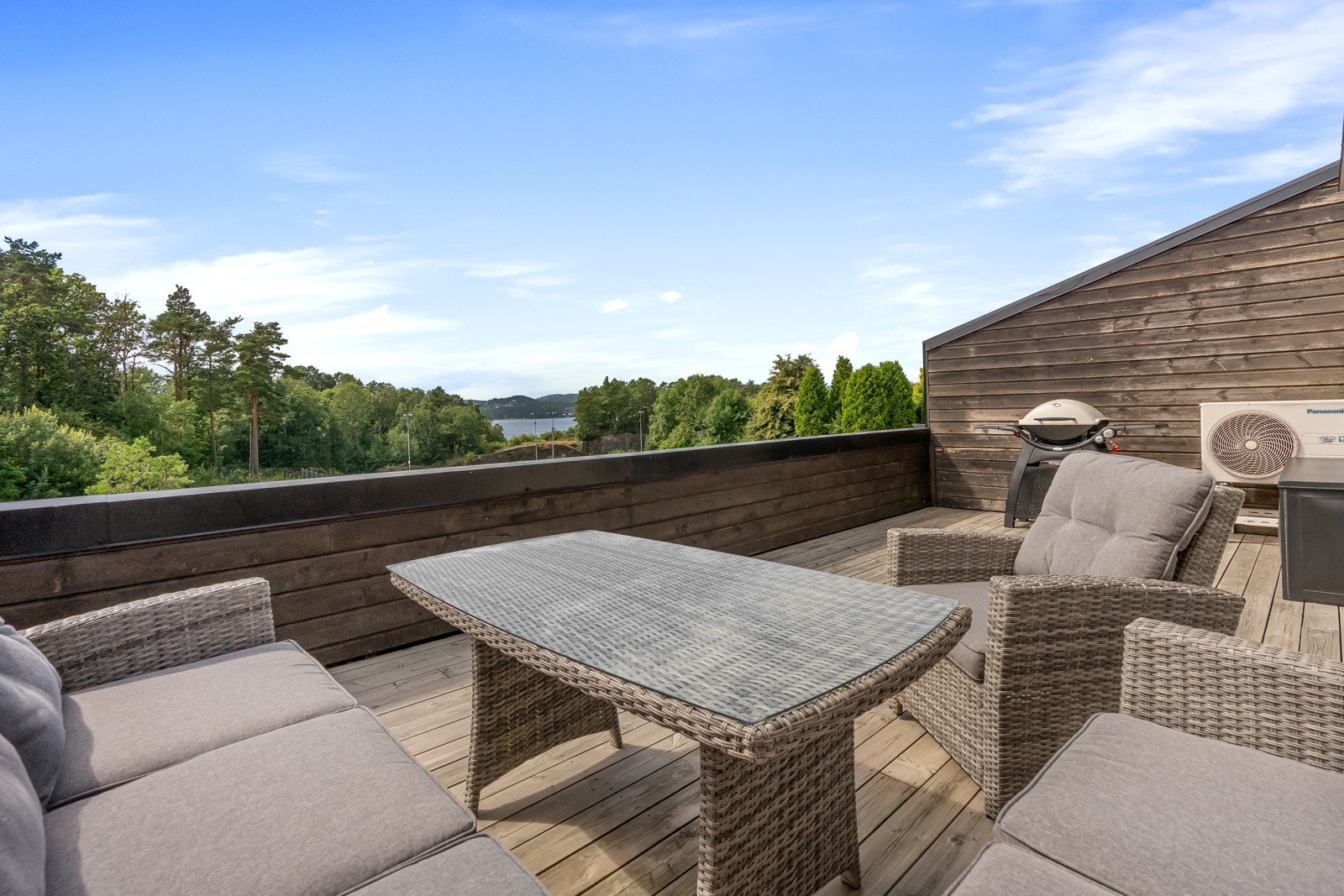 ...fin utsikt! | Terrassebordene ble også skiftet ut i 2016 - Galleribilde