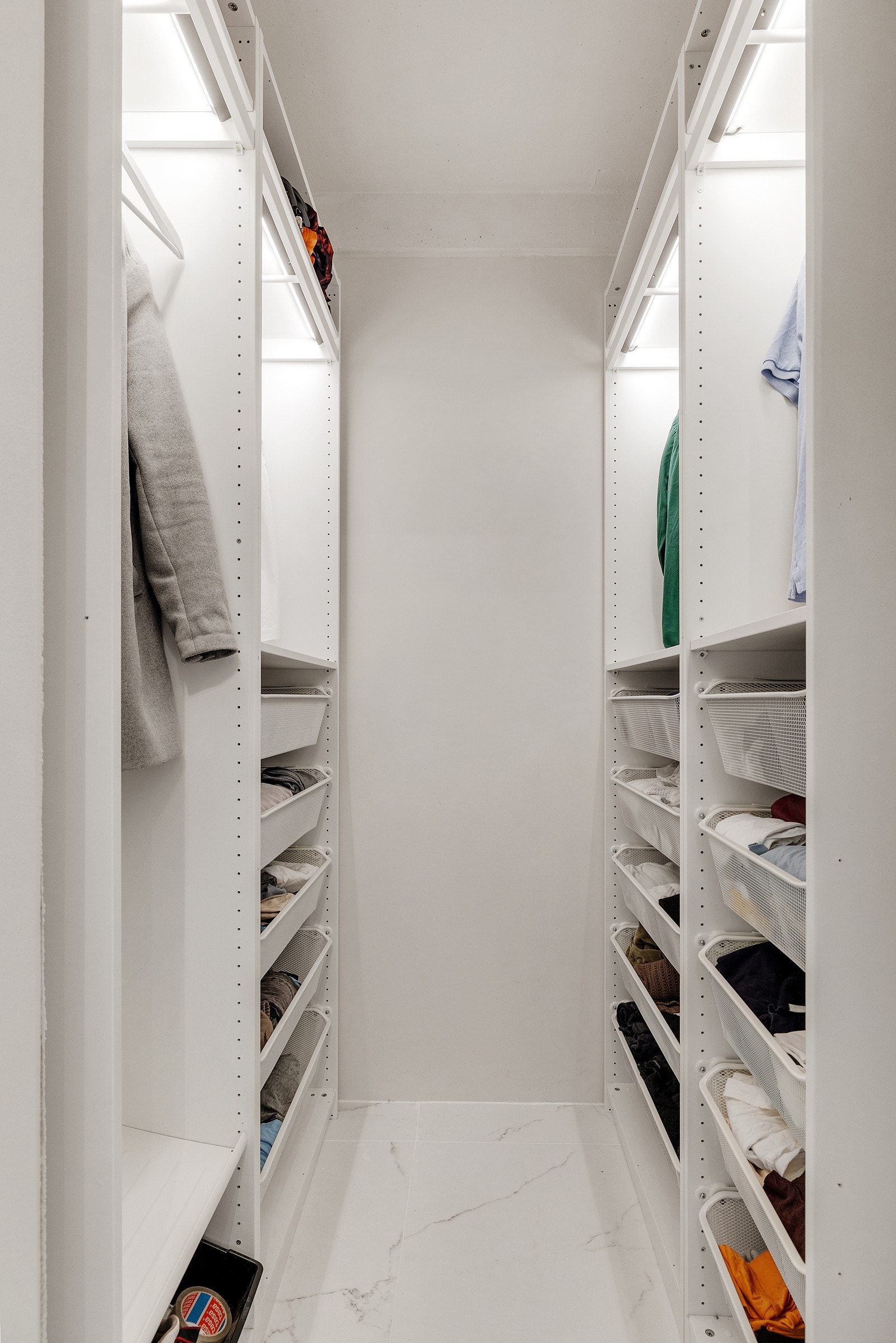 Til venstre for inngangen er det en innvendig bod innredet som walk-in-closet Galleribilde
