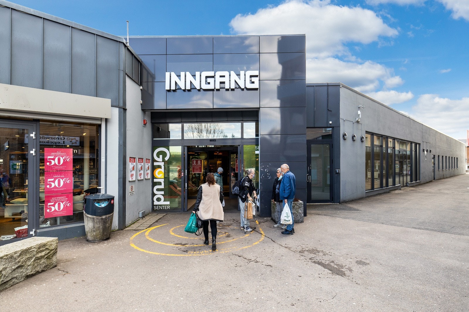 Grorud senter med blant annet MENY, vinmonopol og apotek med mer er like i nærheten. Galleribilde