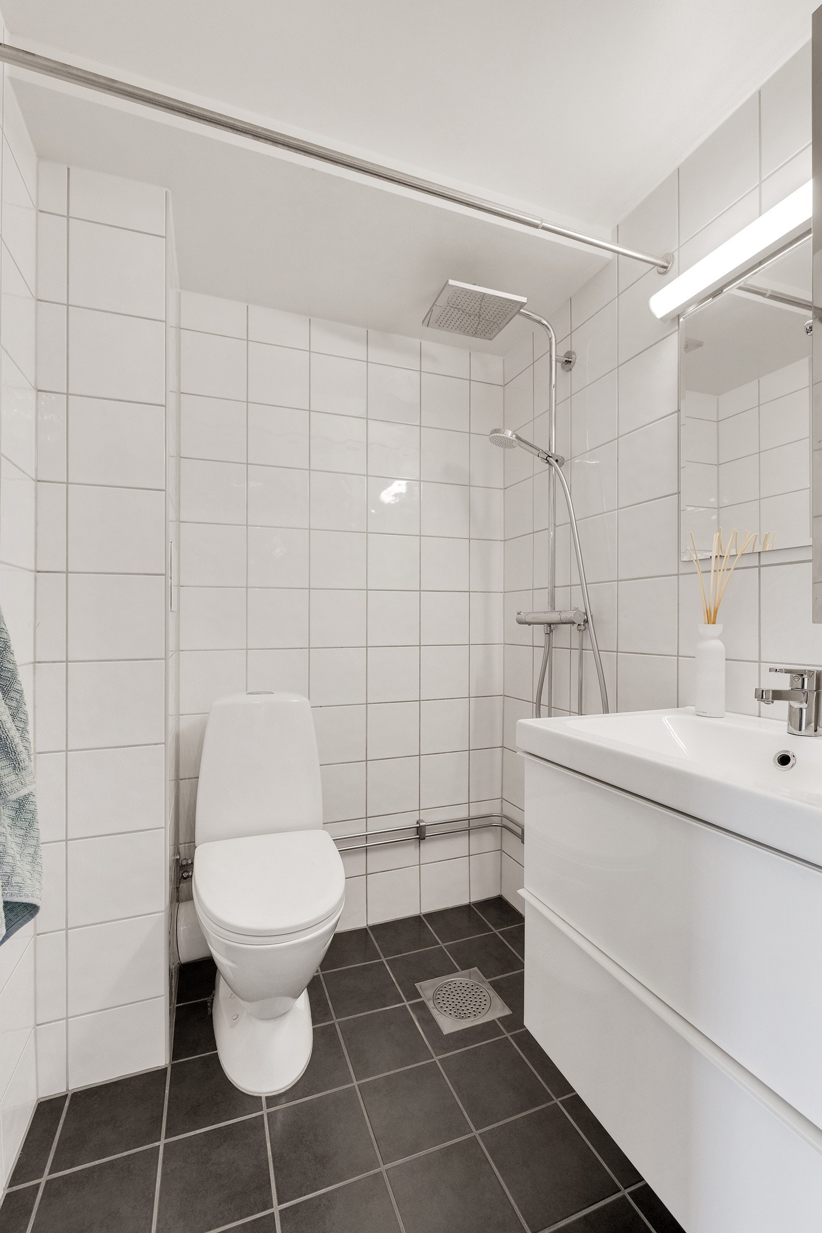Meget pent flislagt baderom fra 2012 utført i regi av borettslaget! Galleribilde