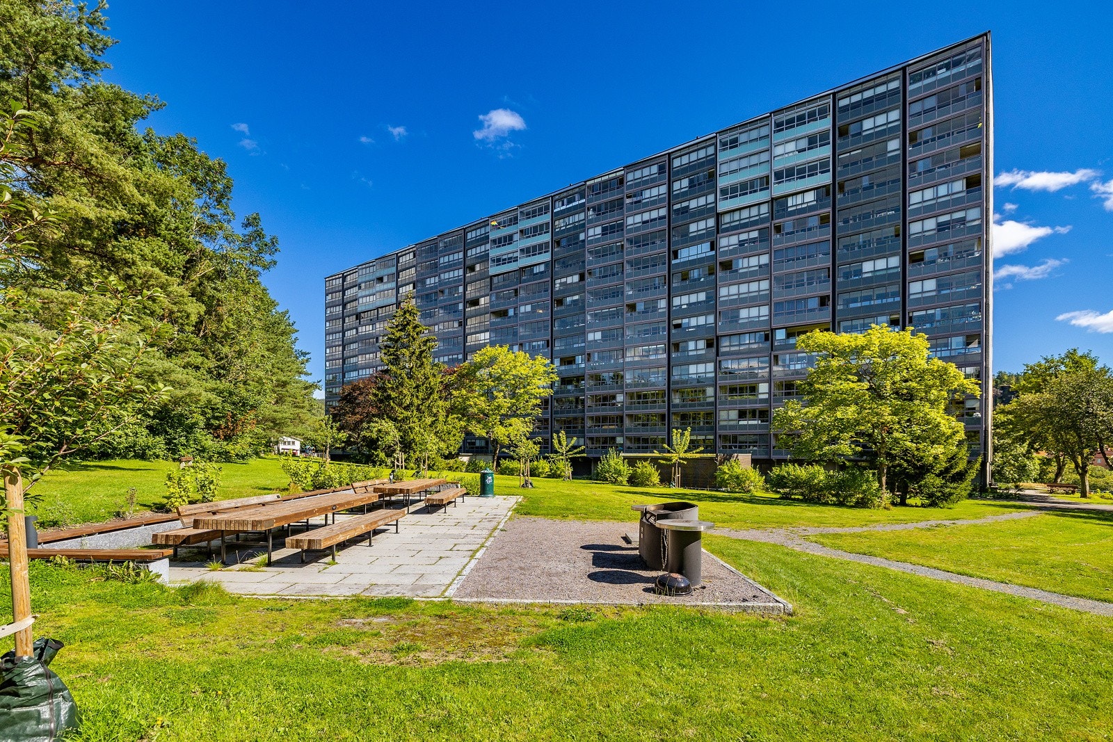 Blokken består av 13. etasjer samt. underetasje. Leiligheten ligger i byggets 5. etasje med heis og trappefri adkomst. Galleribilde