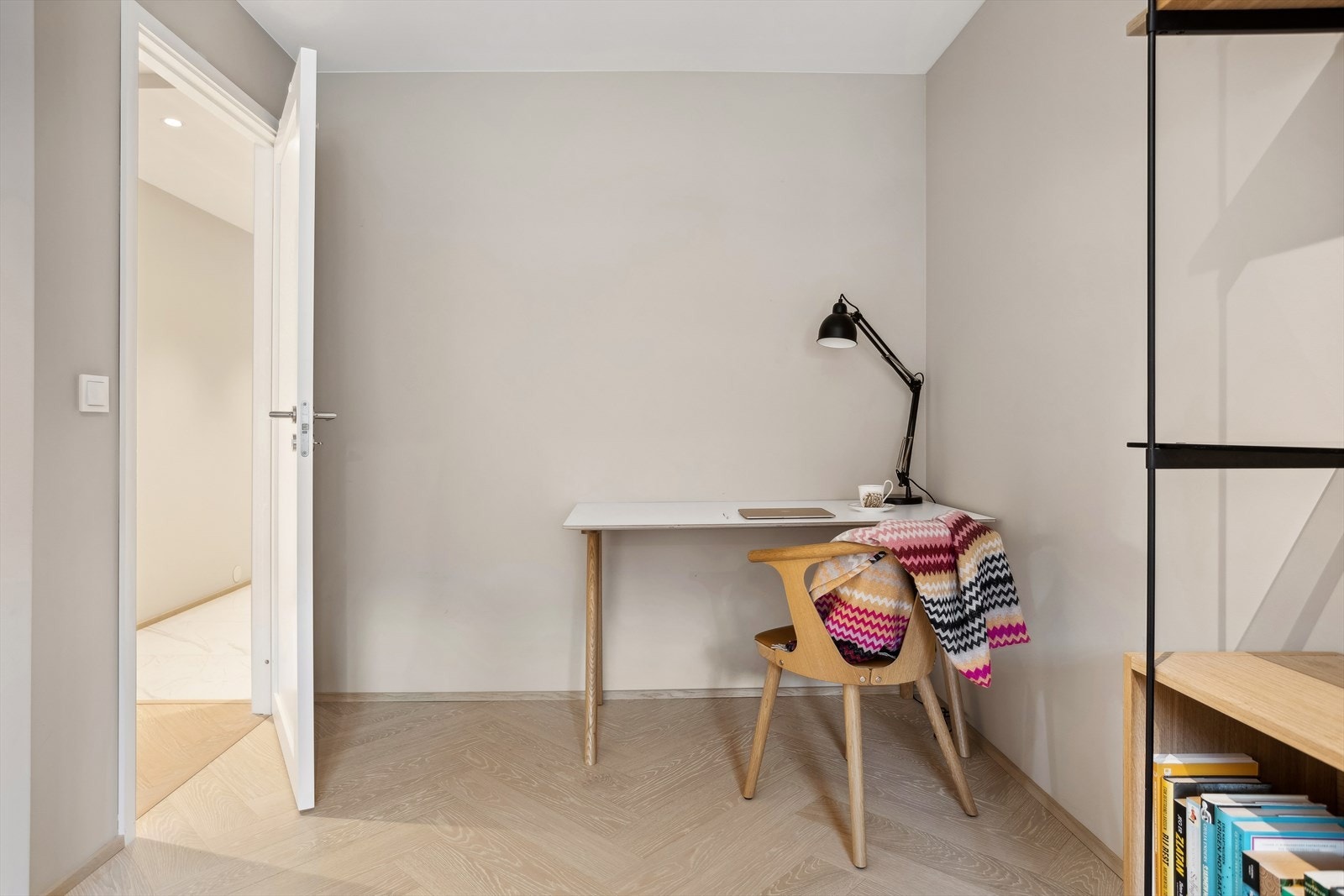 Slette veggflater som er malt i en dus, varm fargetone. Galleribilde