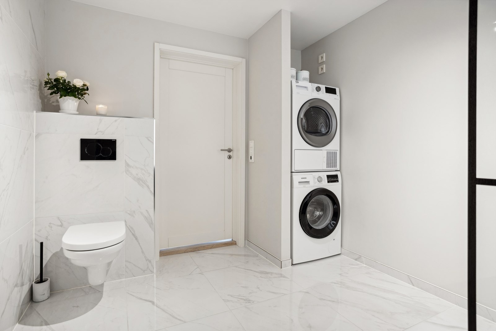 Avskjermet plass til vaskemaskin og tørketrommel. På badet er det varmekabler, " rør-i-rør" opplegg og nyere, elektrisk avtrekksvifte. Galleribilde