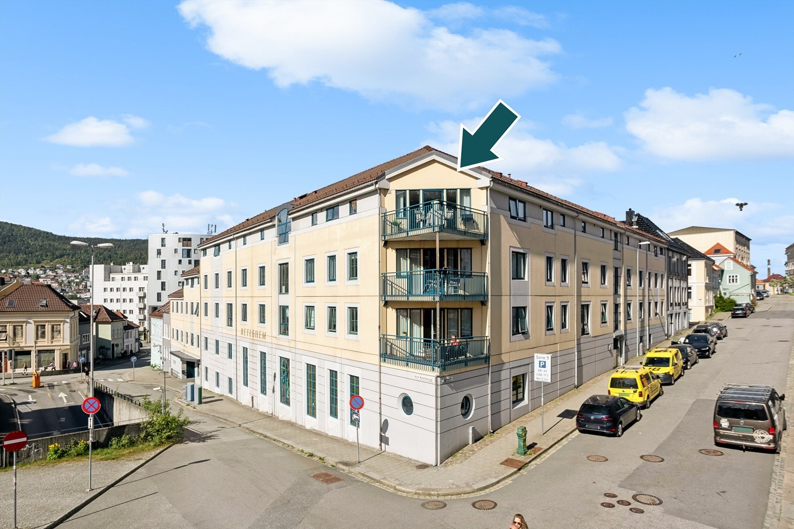 Leiligheten har en svært attraktiv beliggenhet som topp- og hjørneleilighet. Bygget ble oppført i 1995. Galleribilde