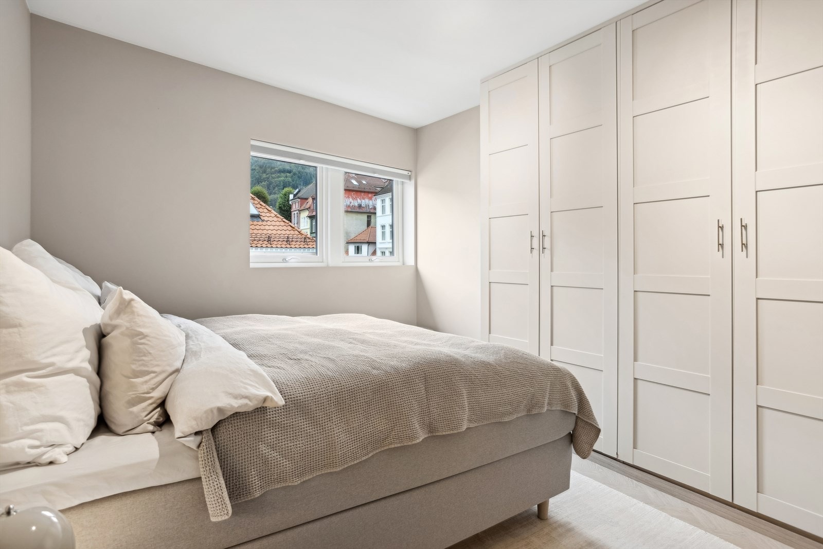 På hovedsoverommet er det svært god garderobeplass. Galleribilde