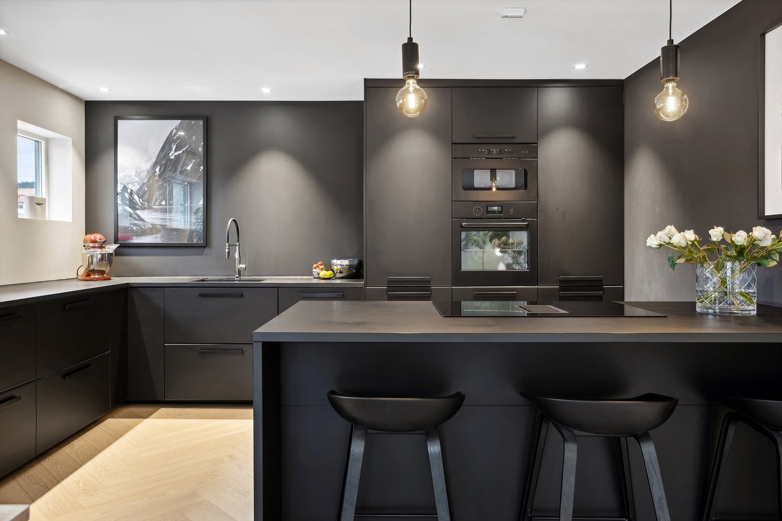 Lekker og stilren kjøkkeninnredning med kjøkkenøy som fungerer utmerket som spiseplass. Galleribilde