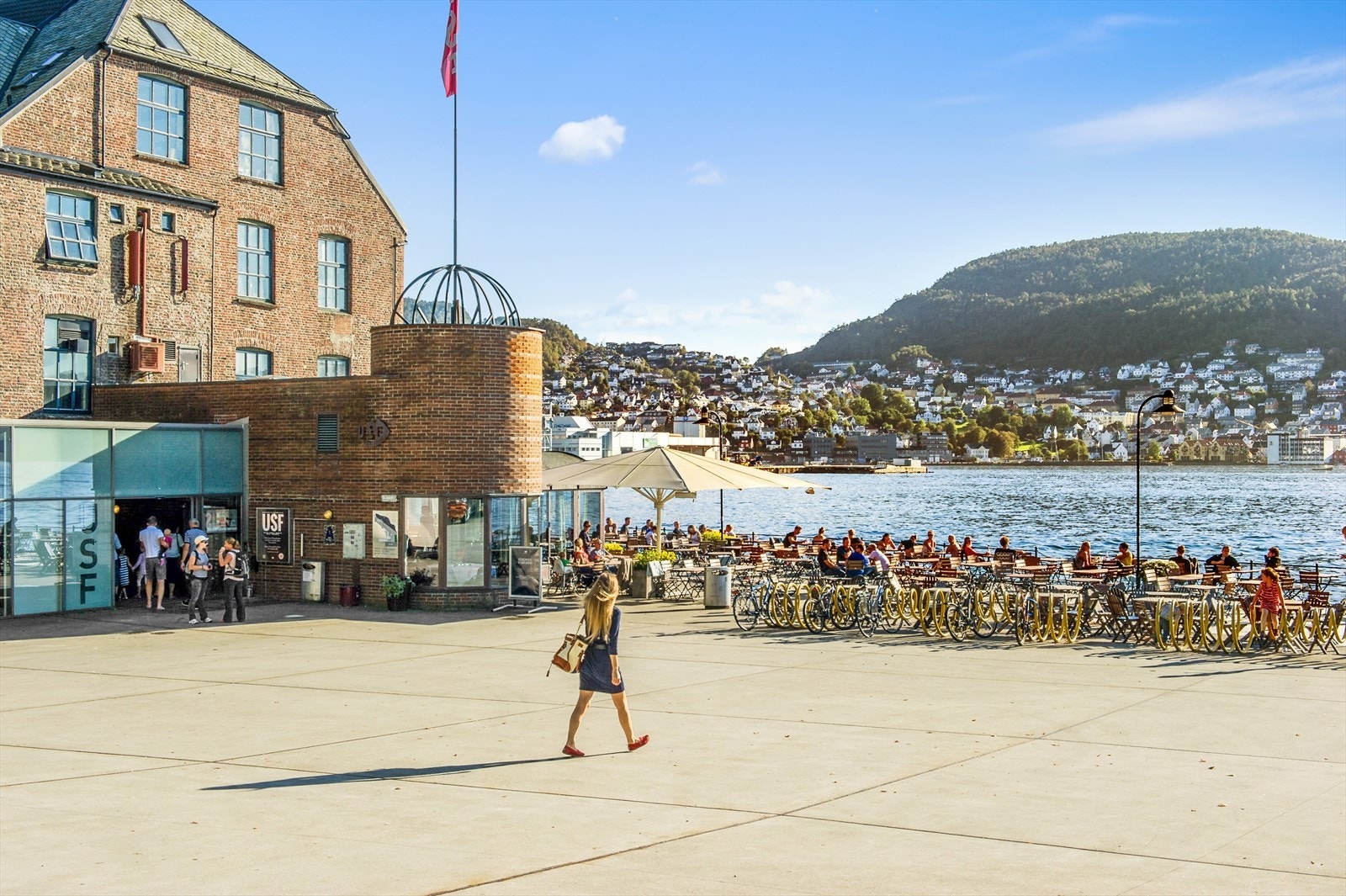 På Verftet er det uterestaurant like ved sjøkanten. Galleribilde