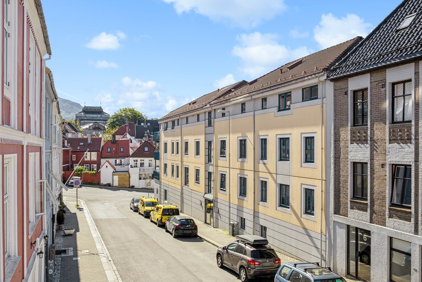 Leiligheten har en sentral beliggenhet i sentrum, nær Klosteret, Nøstet og Verftet. Sistnevnte er en populær arena for konserter og ulike kulturelle arrangement. Galleribilde