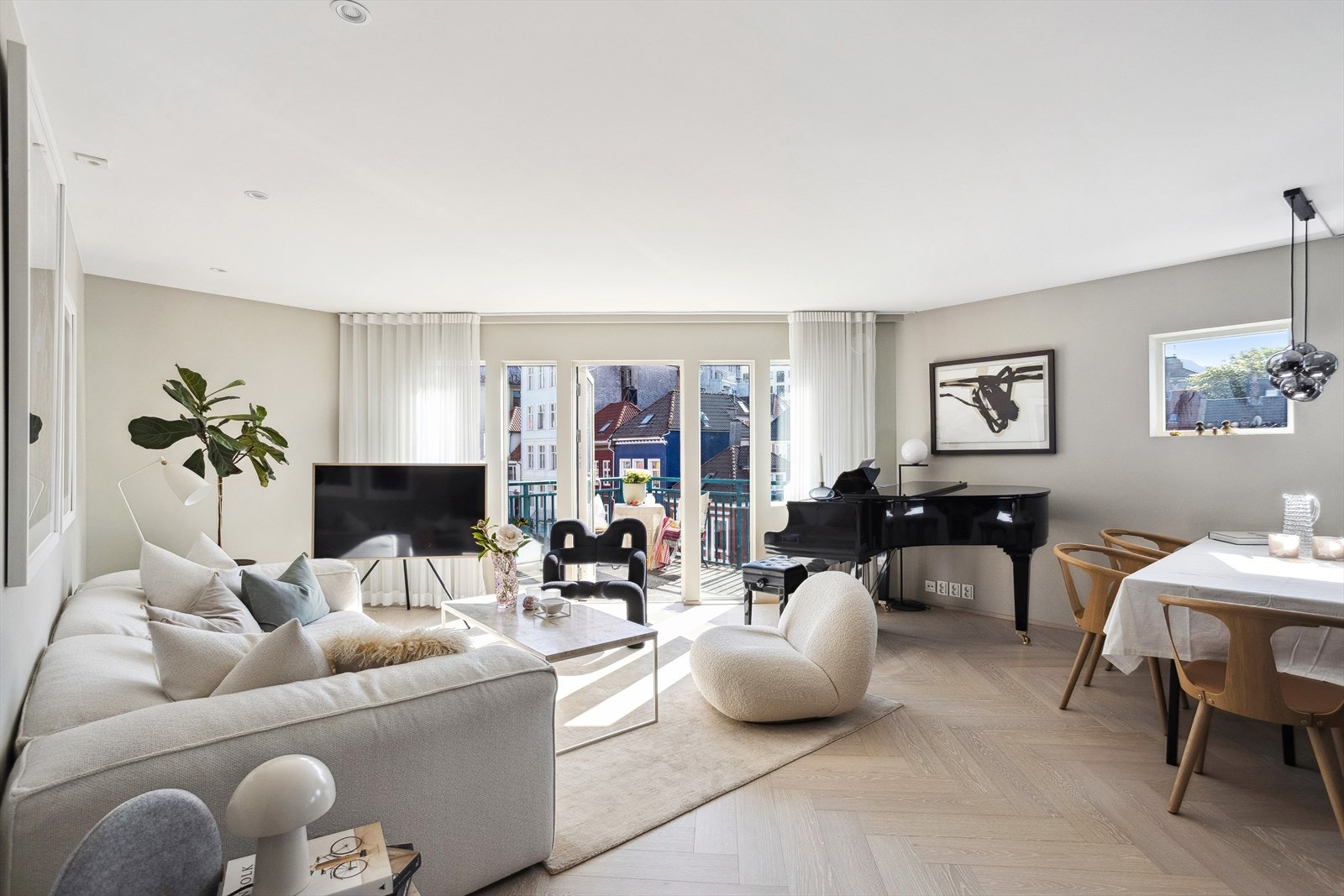 Meget lys og luftig stue med generøse vindusflater. Galleribilde