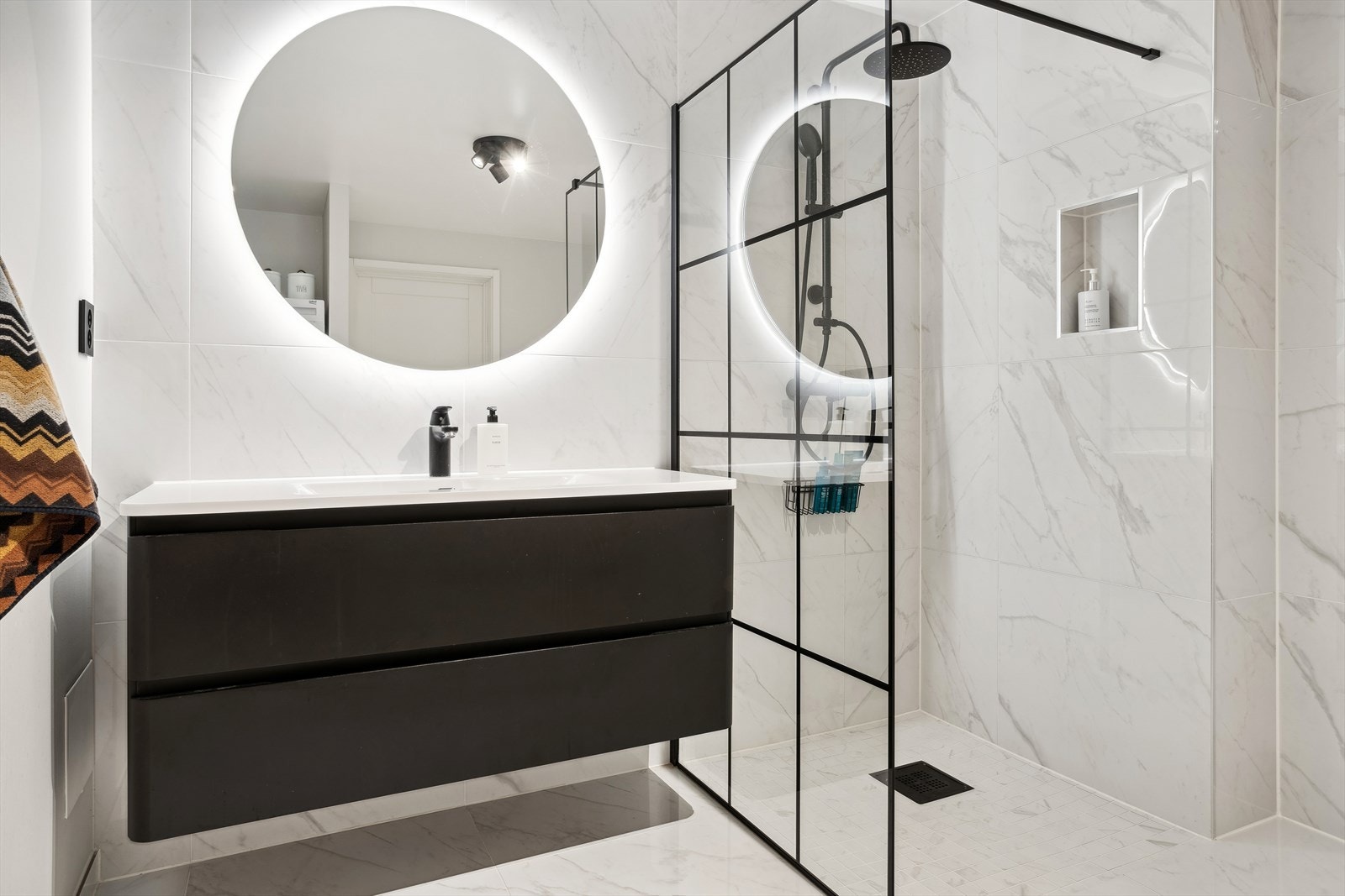 Svært lekkert bad med klassiske marmorfliser i 60x60 størrelse. Galleribilde