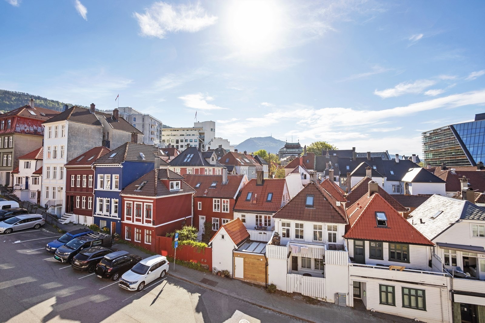 Det er gode parkeringsmuligheter i umiddelbar nærhet. Klostergarasjen ligger som nærmeste nabo. Like ved er det også en kommunal parkeringsplass. Galleribilde