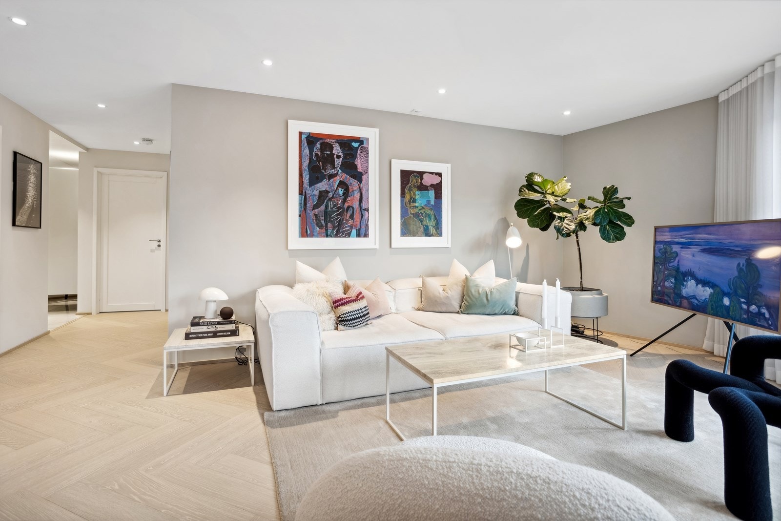 Leiligheten har gjennomgående flotte kvaliteter. På gulv i alle oppholdsrom er det lagt en nydelig fiskebeinsparkett i eik. Galleribilde