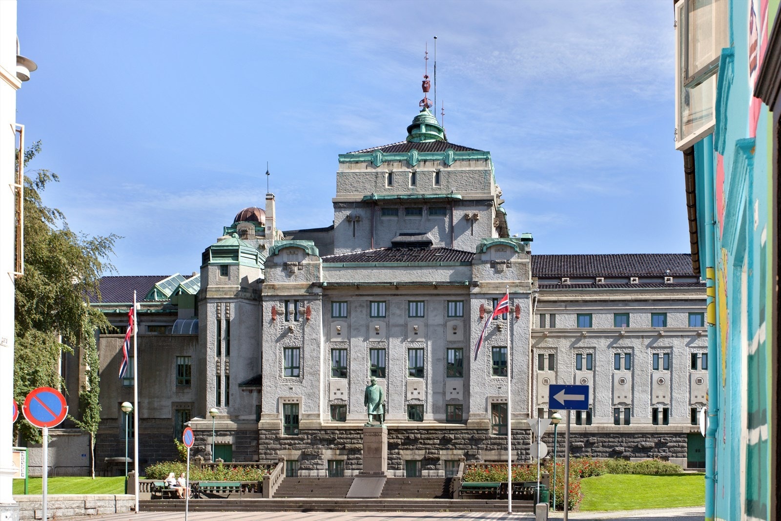 Fra leiligheten er det kun et par minutters gange til DNS og Bergen kino. Galleribilde