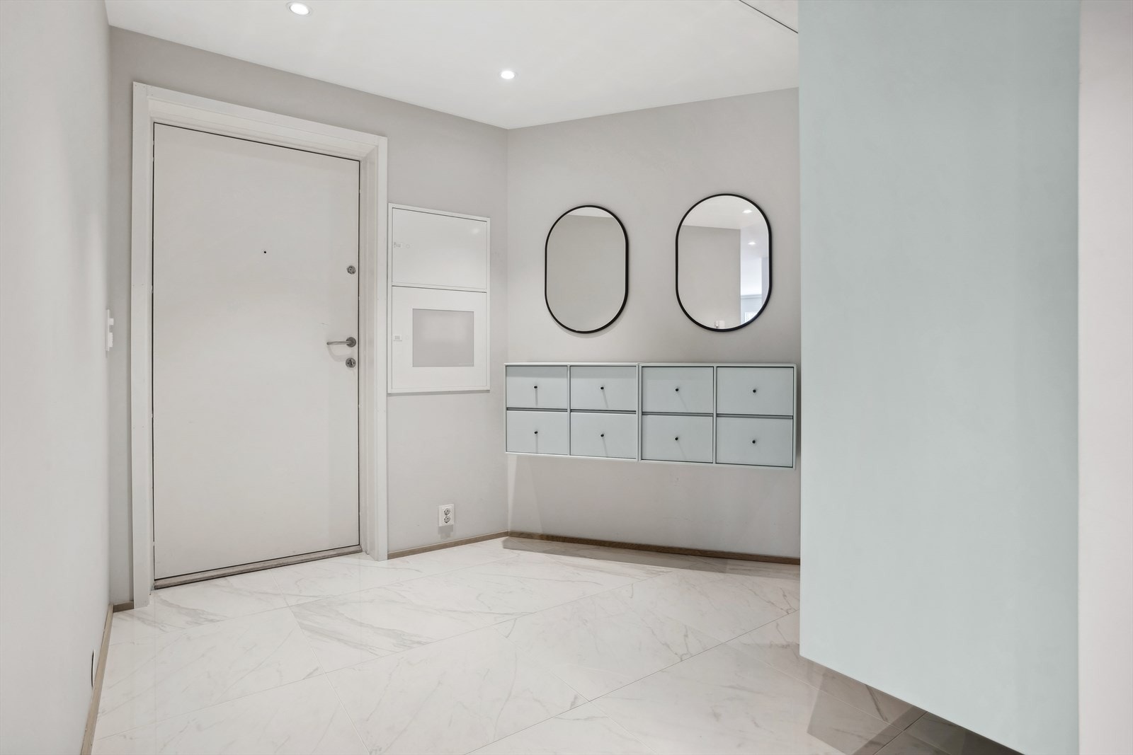 Velkommen inn. Stor og romslig entre/gang med klassiske marmorfliser og varmekabler i gulv. Galleribilde