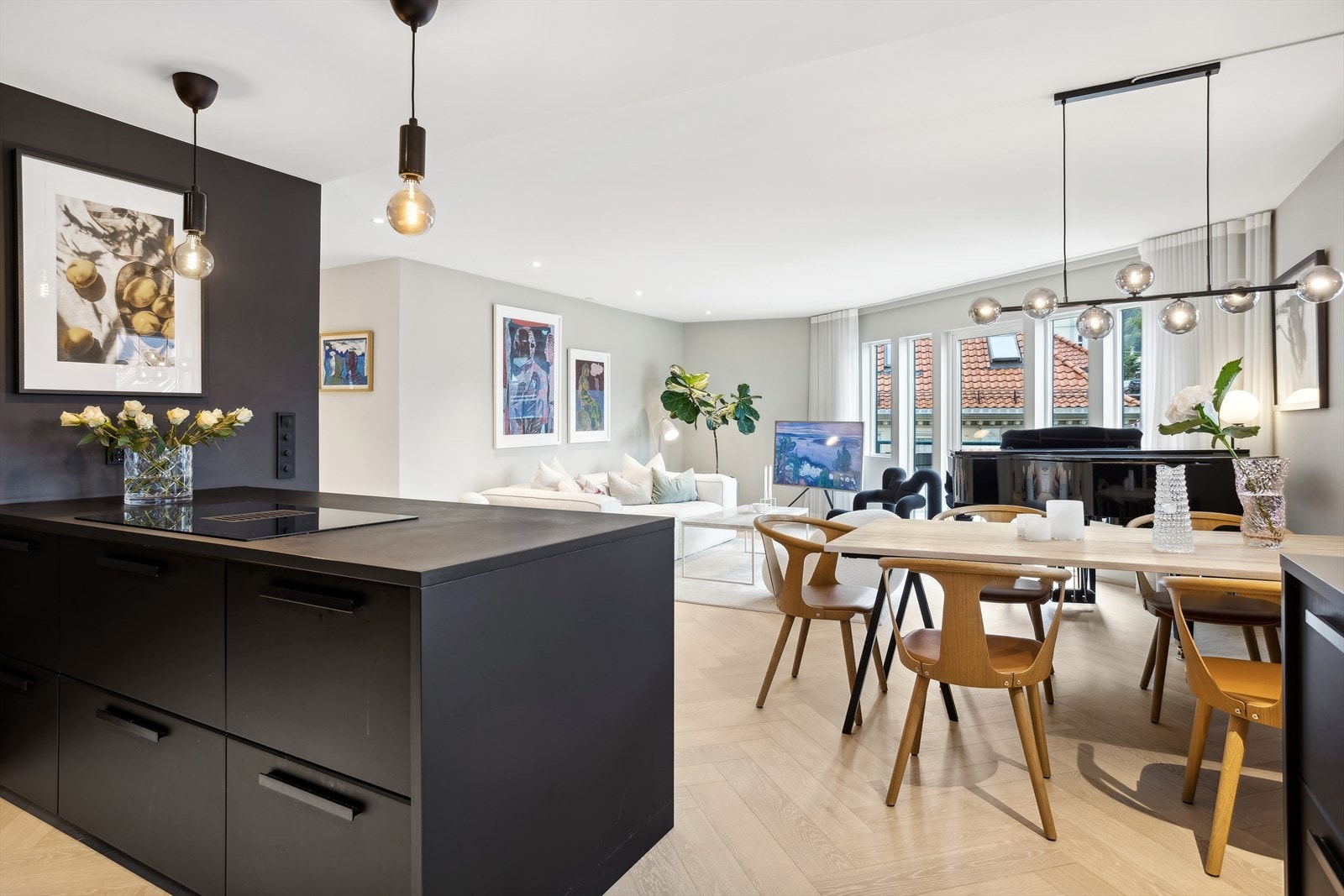 Åpen løsning mellom stue og kjøkken gir leiligheten et moderne og helhetlig preg. Galleribilde