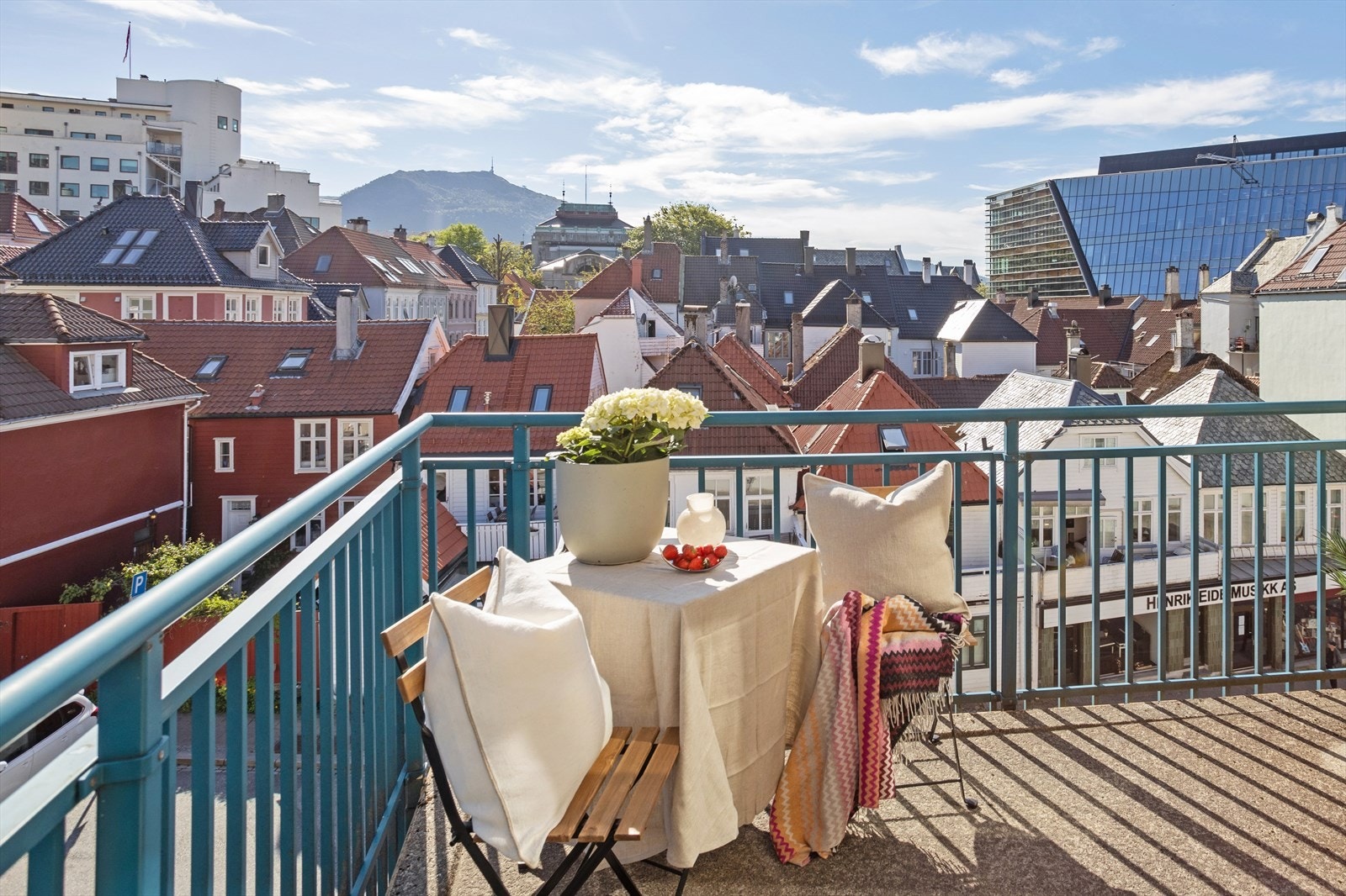 Balkongen er nord-østvendt. Her kan solen nytes fra tidlig morgen. Galleribilde