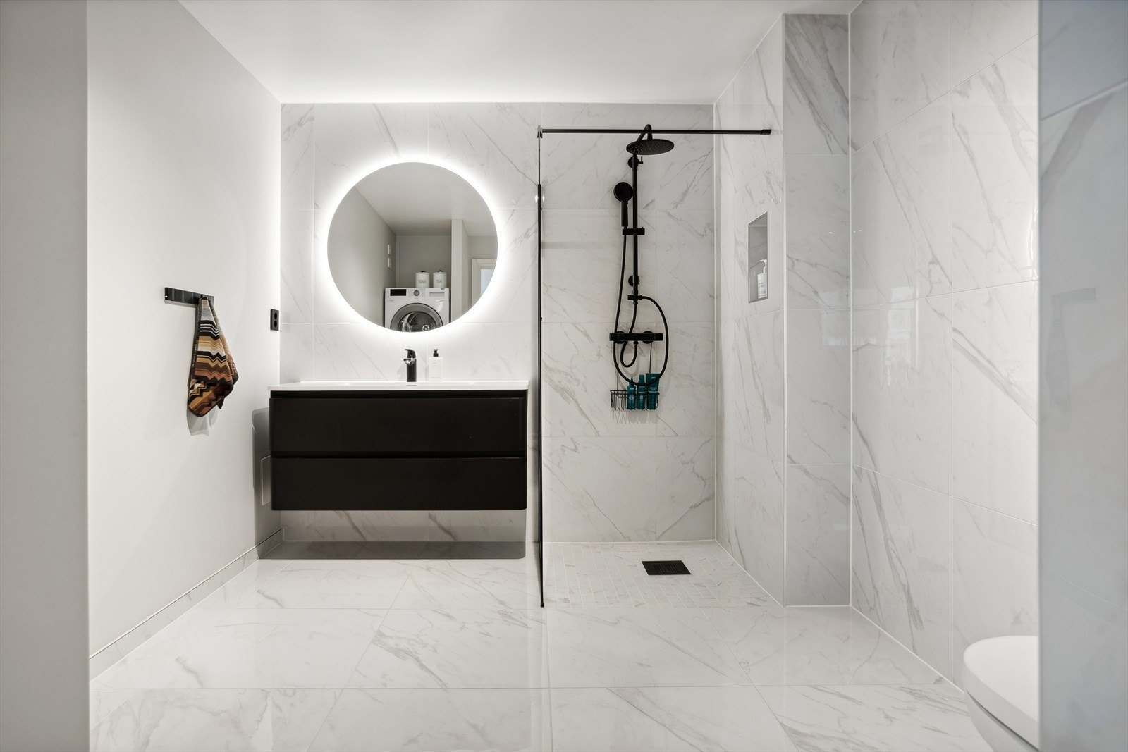 Alle overflater i leiligheten komplimenterer hverandre. Her er ingenting overlatt til tilfeldighetene. Galleribilde