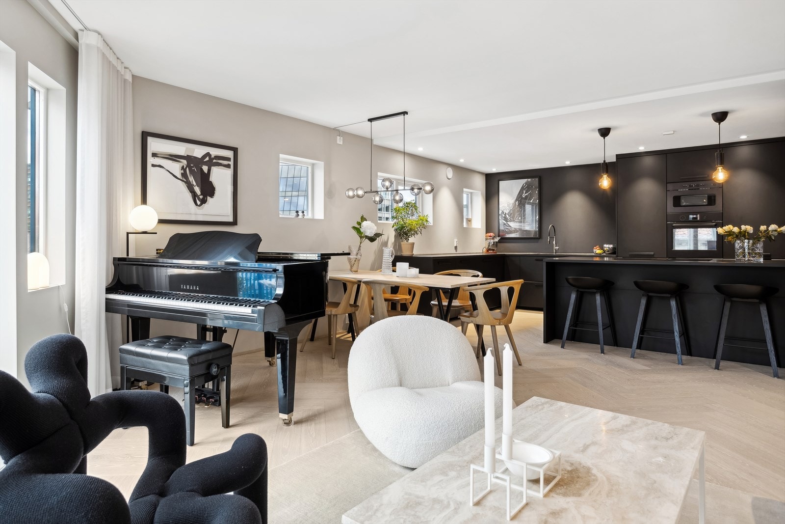 Hele leiligheten ble renovert i 2020 og fremstår med meget liten bruksslitasje. Galleribilde