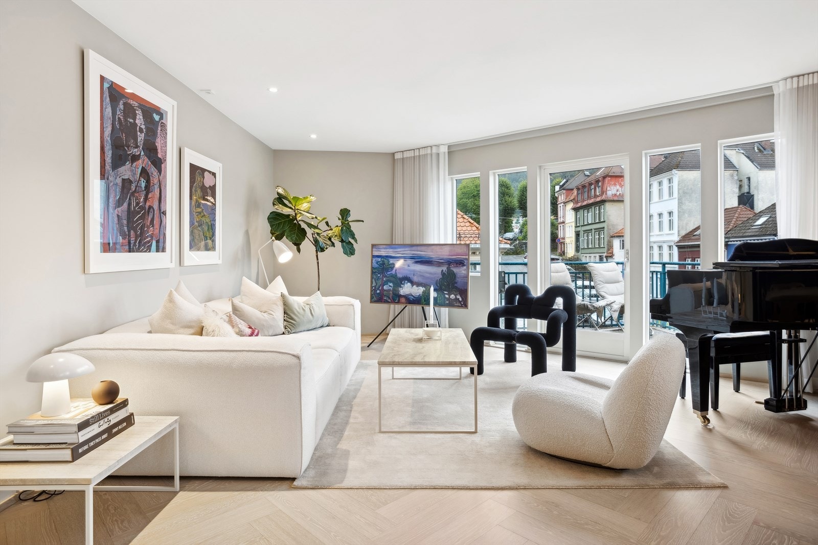 Fra stuen er det tilkomst til balkongen som har plass til både utemøbler og grill. Galleribilde