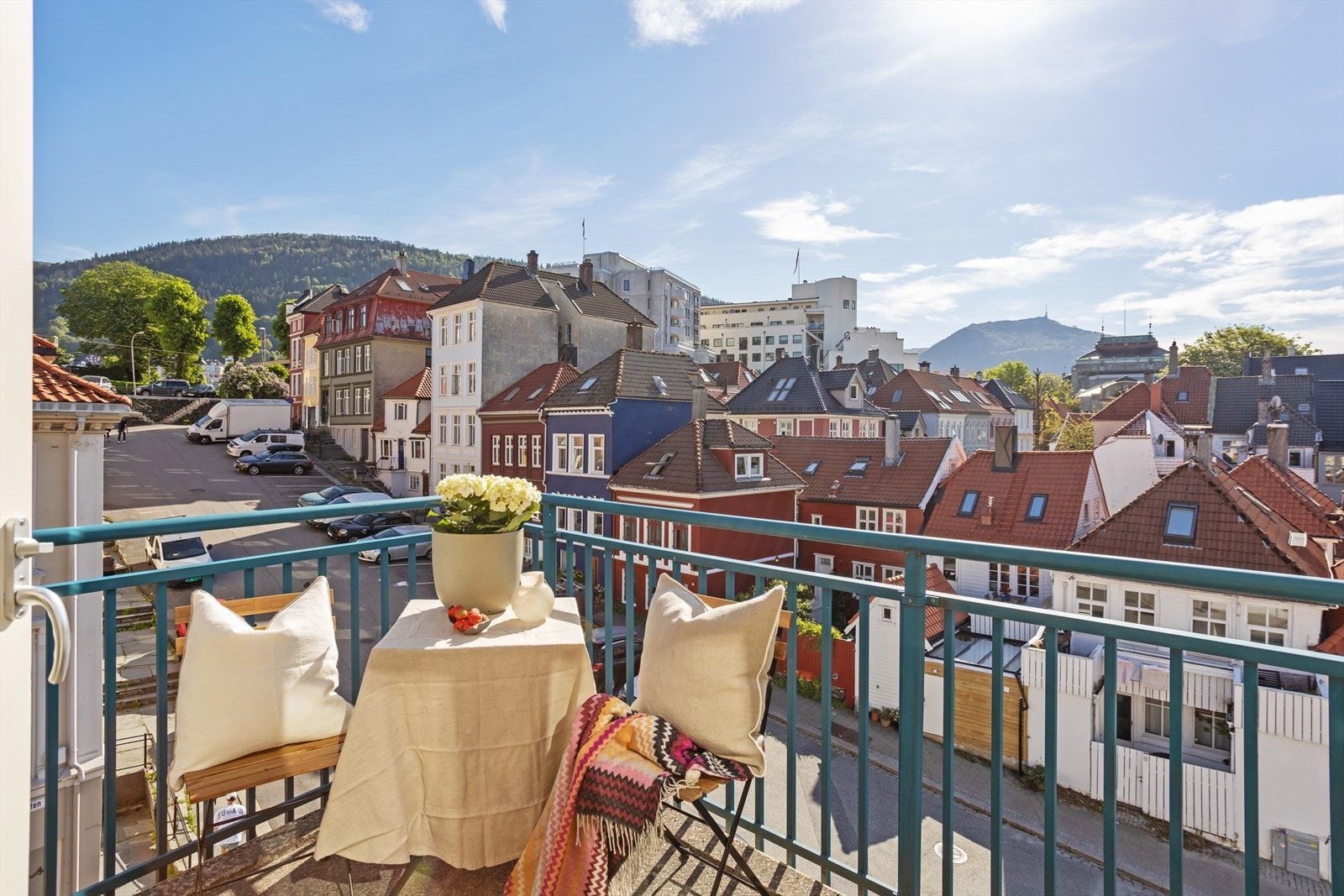 Herlig balkong med fri utsikt mot nærområdet, Fløien og Ulriken. Galleribilde