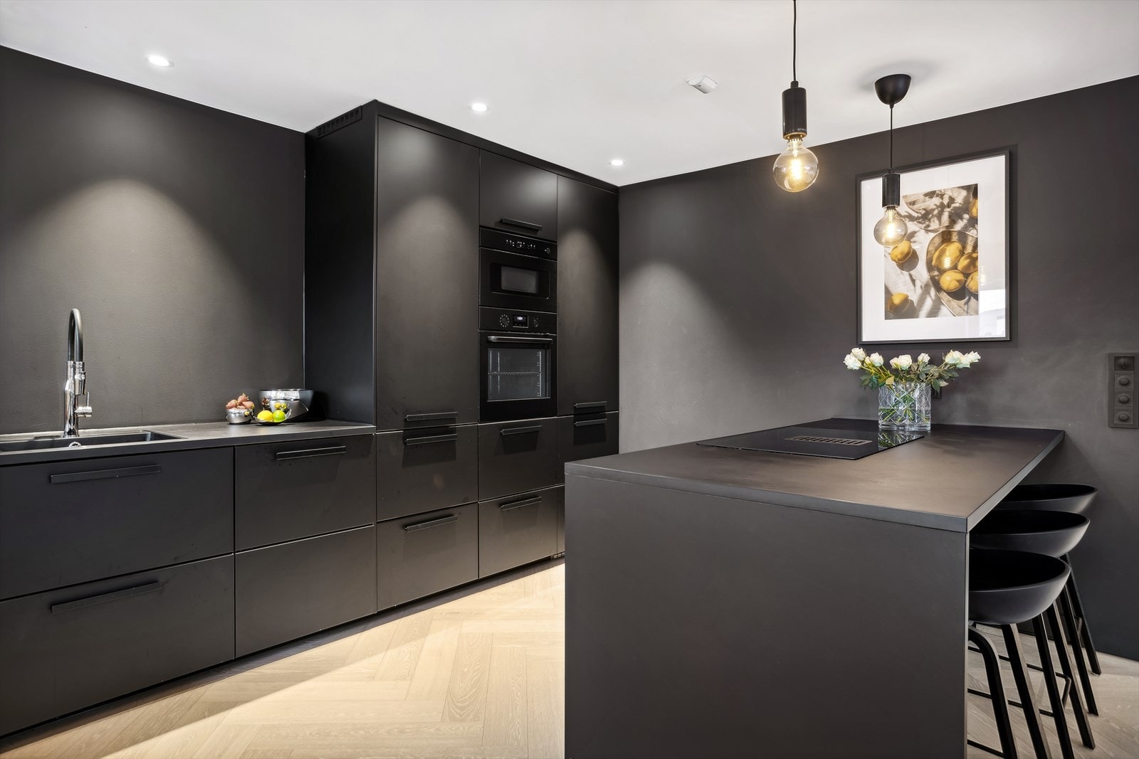 Integrerte hvitevarer på kjøkken medfølger i handelen og inkluderer kjøl/fryseskap, oppvaskmaskin, stekeovn, induksjonsplatetopp og mikrobølgeovn. Galleribilde