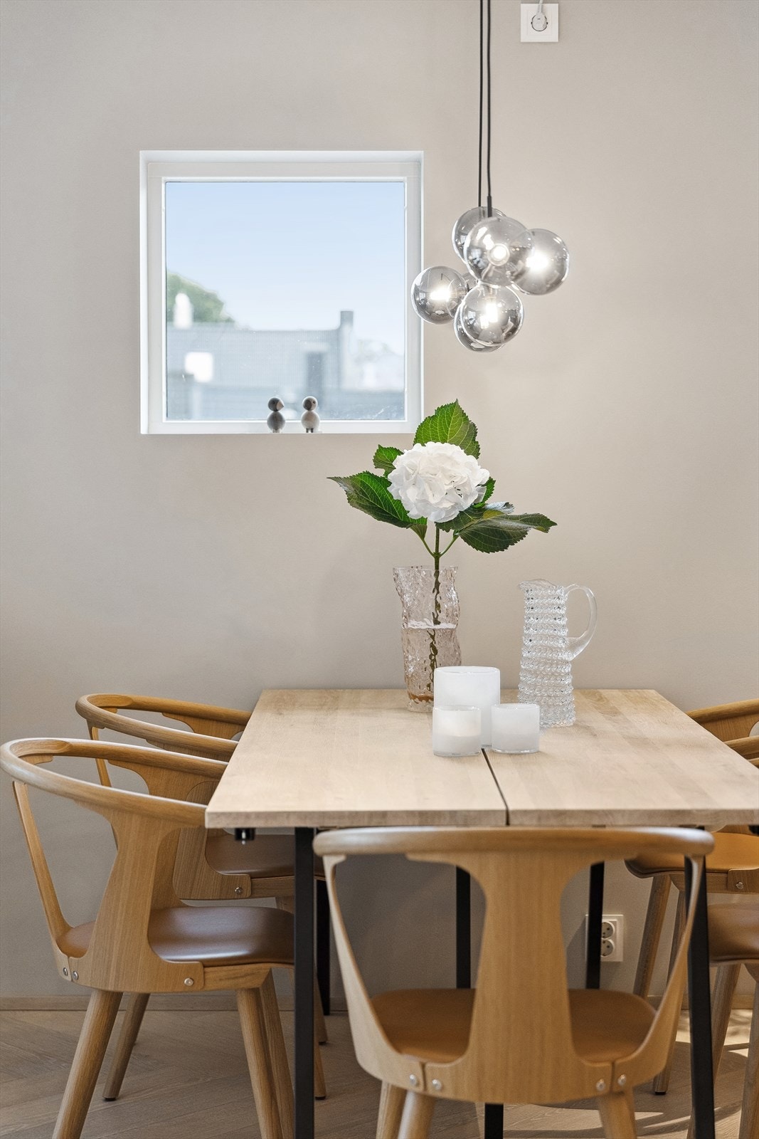 Alle vindusflatene i stuen gir rommet både særpreg og ekstra godt lysinnslipp. Galleribilde