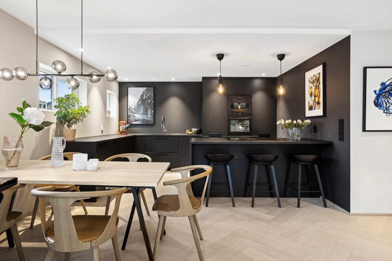 I tilknytning til kjøkkenet er det god plass til et spisebord. Her kan du kokkelere og være sosial samtidig. Galleribilde