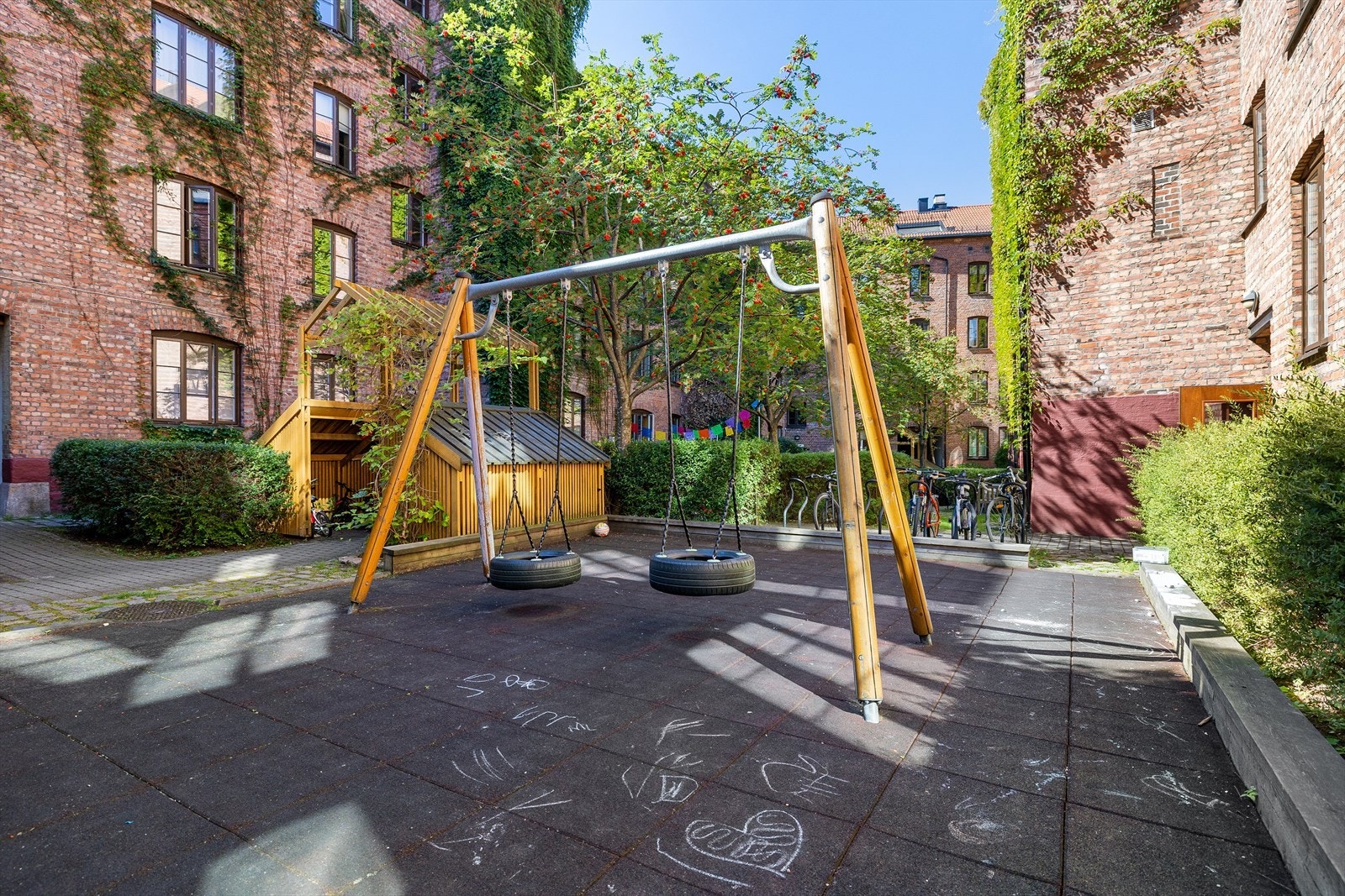 Lekeapparater for de minste og sykkelparkering. Galleribilde