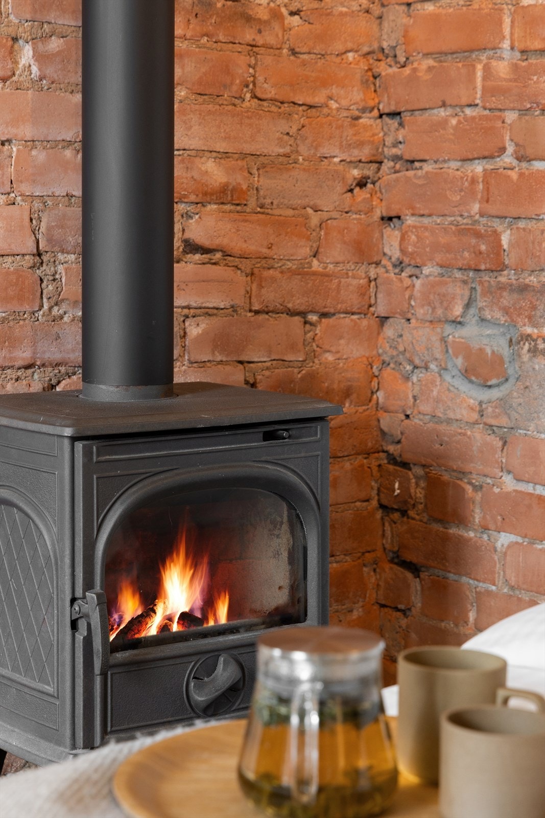 Flott vedovn sikrer behagelig, vedvarende varme og bidrar til hyggelig stemning. Galleribilde