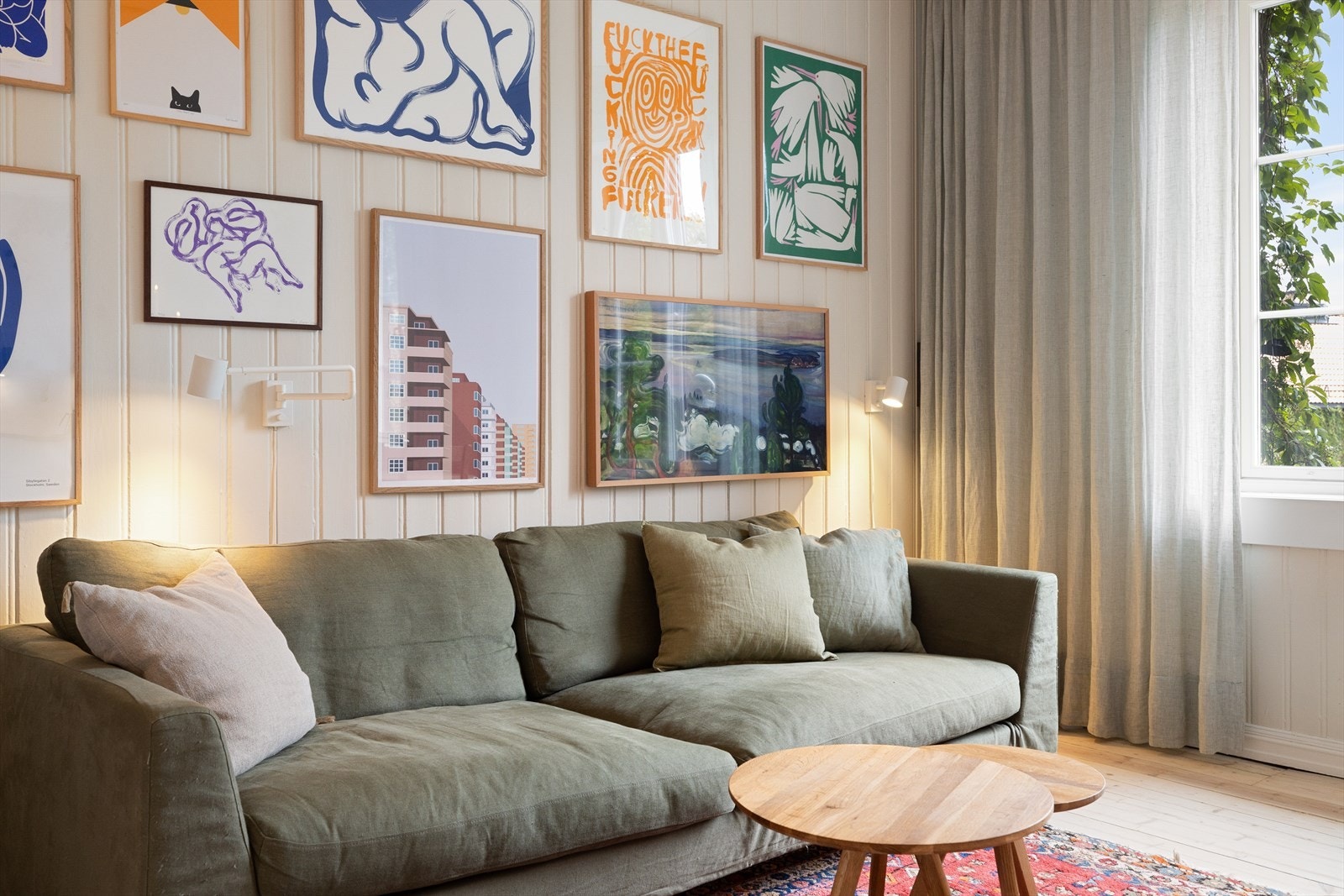 I stuen er det god plass til sofagruppe, sofabord og tv-møblement. Galleribilde