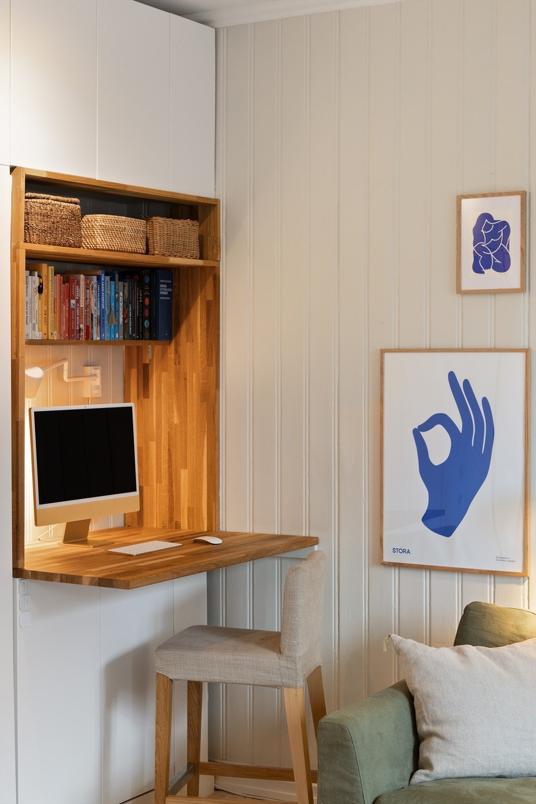 Langs den ene veggen i stuen er det en smart, plassbygd skapløsning med kontorplass. Galleribilde