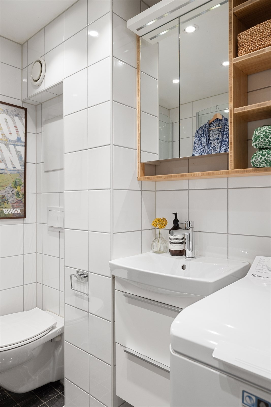 Rommet er utstyrt med dusjhjørne med innfellbare dusjdører, veggmontert toalett og baderomsinnredning med servant og skuffer. Galleribilde