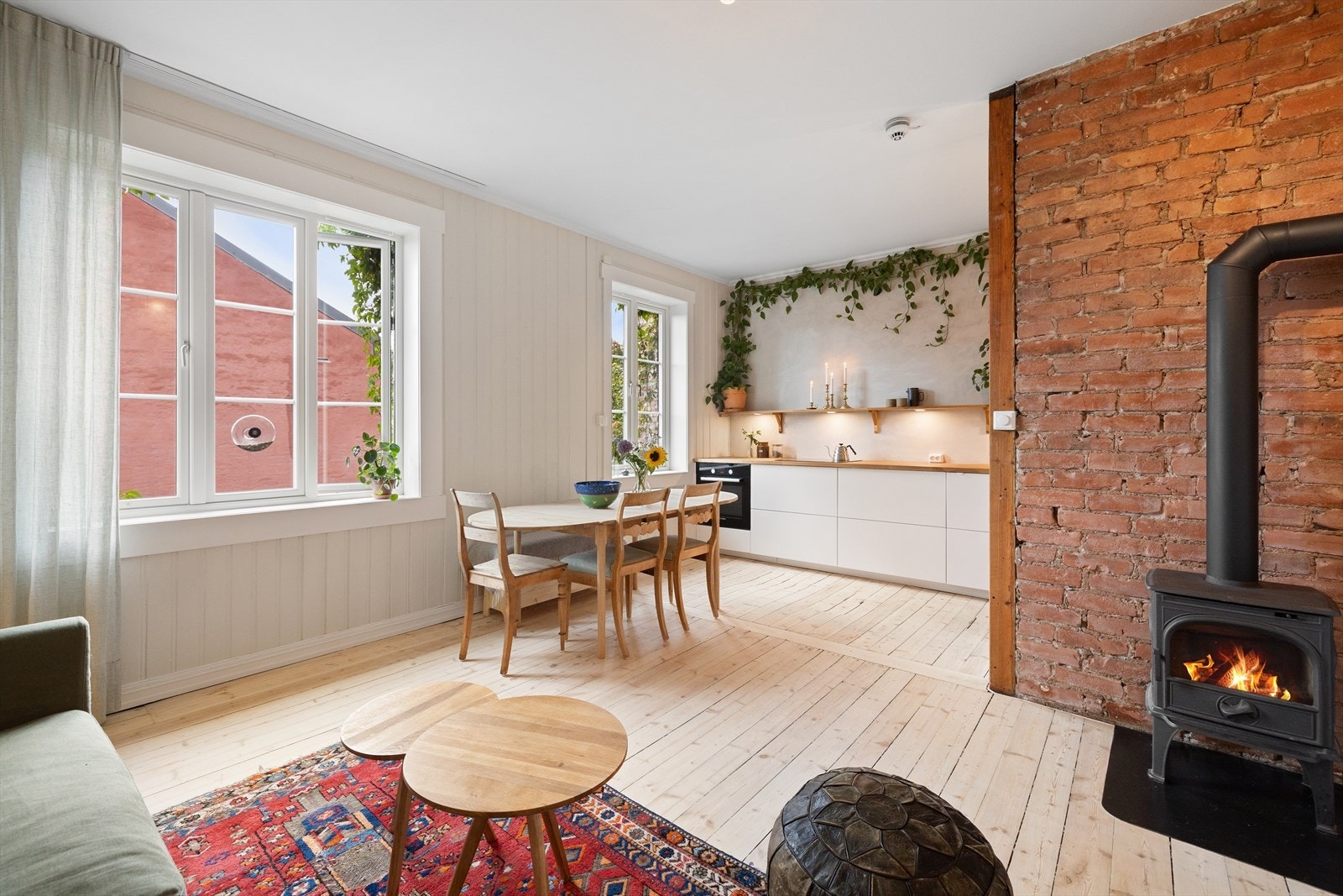 De store vindusflatene sikrer godt innslipp av naturlig lys. Ingen sjenerende innsyn. Vinduene er fra 2019 og har 3-lags isolerglass. Galleribilde