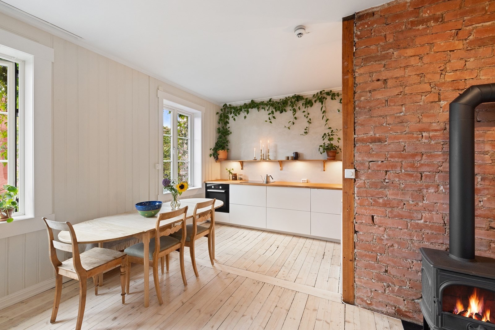 Ved kjøkkenet er det god plass til stort spisebord. Galleribilde