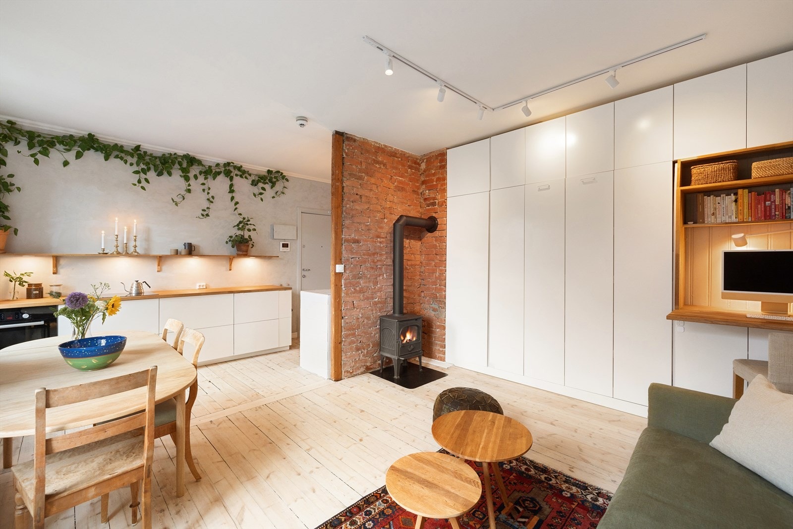 Leiligheten oppleves gjennomført og stilren med tregulv, teglsteinsdetaljer og lyse farger. Galleribilde
