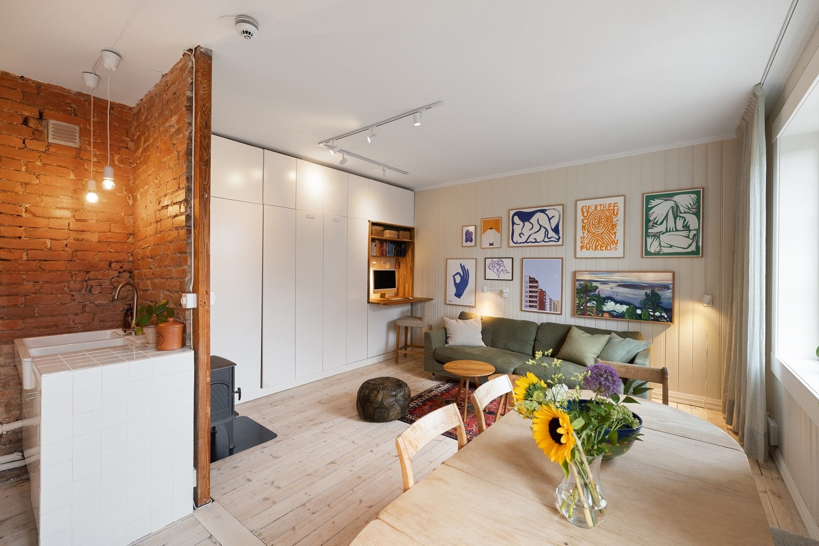 Leiligheten ligger i 4. etasje og inneholder kjøkken, stue og eget bad*. Galleribilde