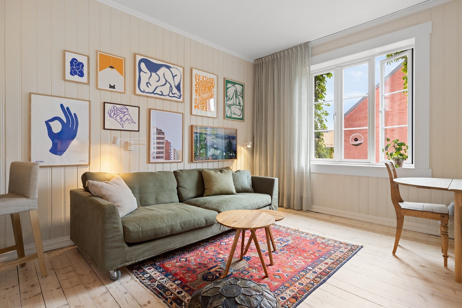 En lys, klassisk og sjarmerende leilighet beliggende i en av de populære Gråbeingårdene. Galleribilde