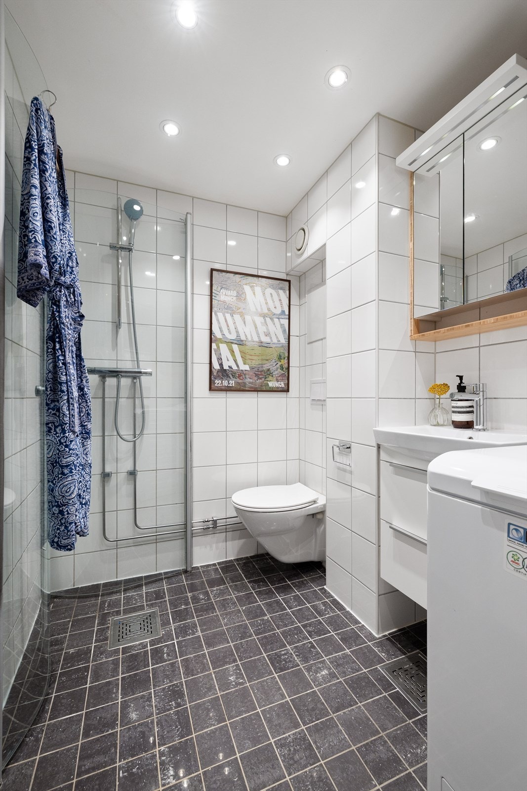 Tidløst, eget bad i trappeoppgangen som ble pusset opp i 2014. Leiligheten ligger i øverst i trappeoppgangen, så det er lite trafikk Galleribilde