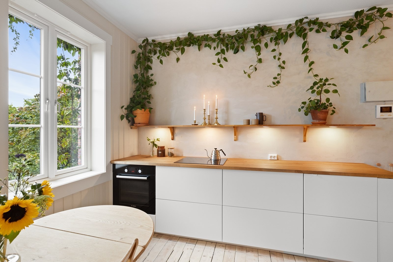 Det er integrerte hvitevarer med kjøleskap, oppvaskmaskin, stekeovn og platetopp. Galleribilde