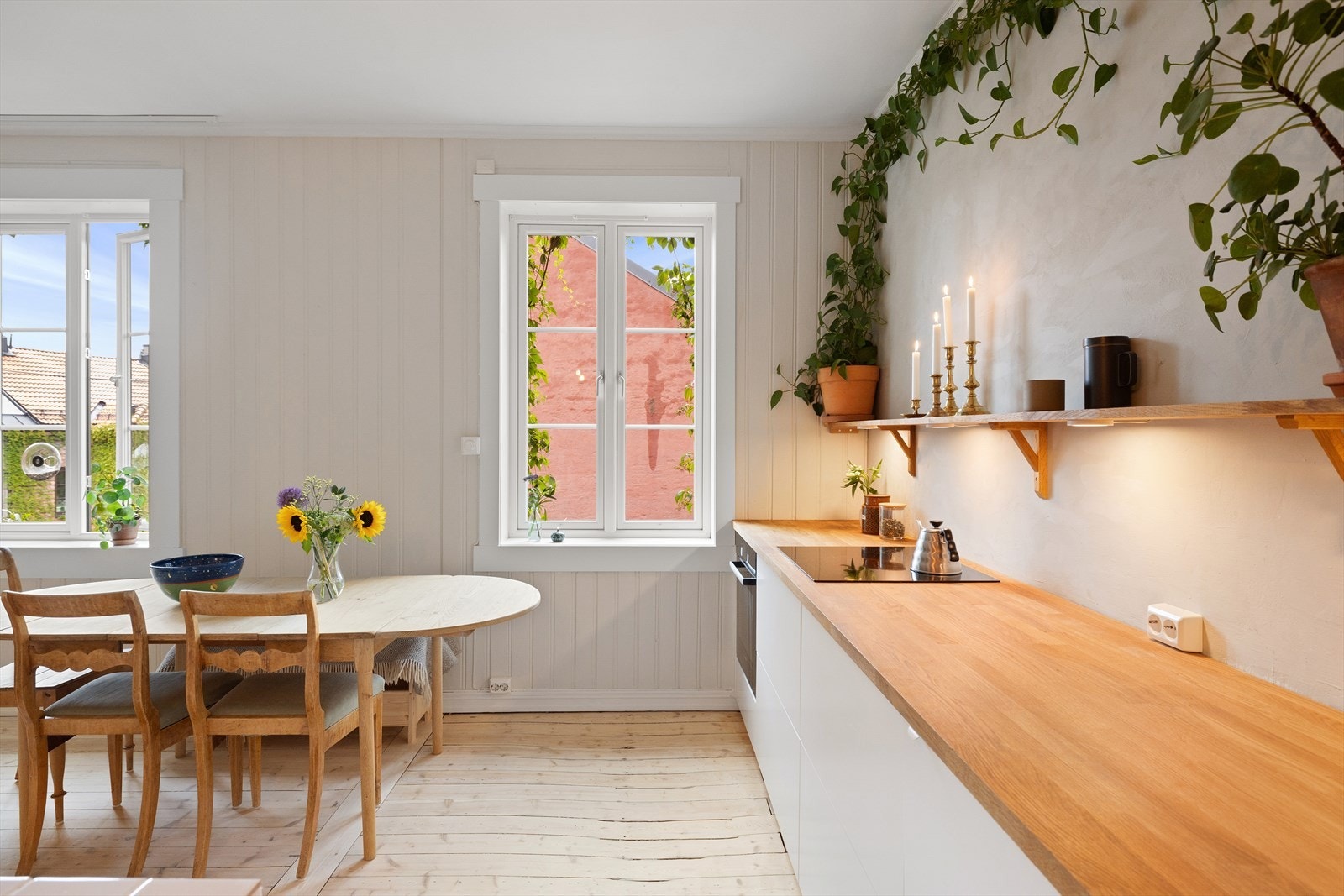 Kjøkkenet har et tidsriktig uttrykk med benkeskap og vegghengte hyller. Kjøkkenet passer perfekt for deg som er glad i å lage mat. Galleribilde