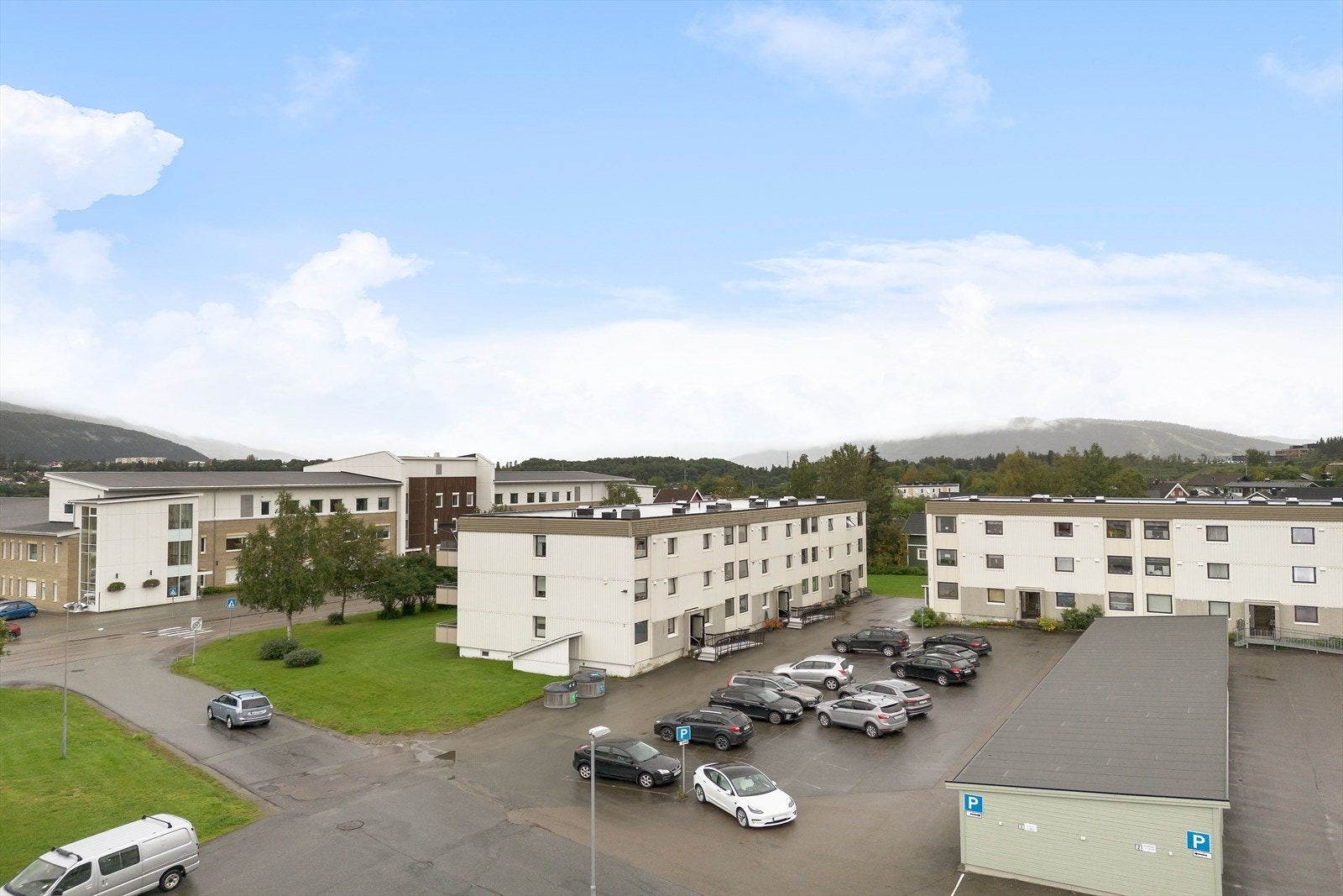 Her kan du bo godt og enkelt uten å styre med hagestell eller snømåking; som er tjenester borettslaget besørger. Her er en av borettslagets felles parkeringsplasser. Galleribilde